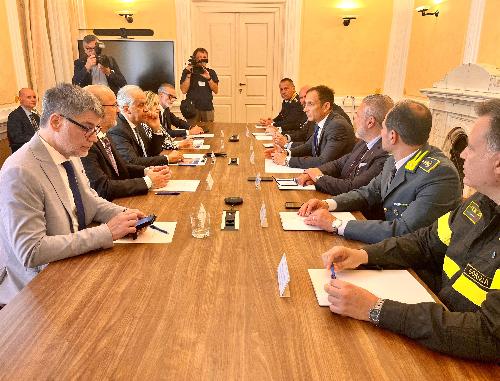 Il governatore del Friuli Venezia Giulia Massimiliano Fedriga (al centro a destra) alla riunione del Comitato Provinciale per l’Ordine e la Sicurezza Pubblica svoltosi alla prefettura di Gorizia alla presenza del ministro dell’Interno Matteo Piantedosi.