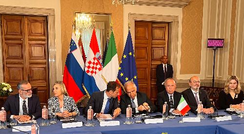Il governatore del Friuli Venezia Giulia Massimiliano Fedriga e il ministro dell'Interno Matteo Piantesodi al vertice trilaterale dei ministri degli interni di Italia, Slovenia (Bostjan Poklukar) e Croazia (Davor Bozinovic).