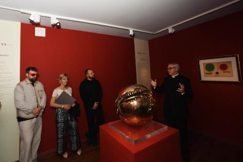 L'assessore regionale alle Finanze Barbara Zilli con Dargen D'Amico e don Geretti davanti all'opera di Arnaldo Pomodoro