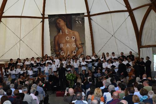 La cerimonia di apertura della mostra di Illegio "Coraggio"
