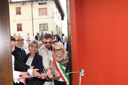 Il taglio del nastro per l'inaugurazione della mostra di Illegio "Coraggio", al centro l'assessore regionale alle Finanze Barbara Zilli
