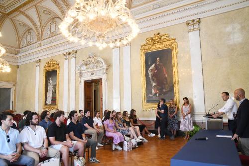 Il governatore Massimiliano Fedriga con i giovani ospiti del Niaf