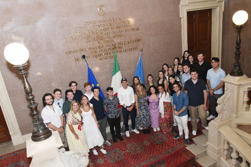 Il governatore Massimiliano Fedriga con i giovani ospiti del Niaf