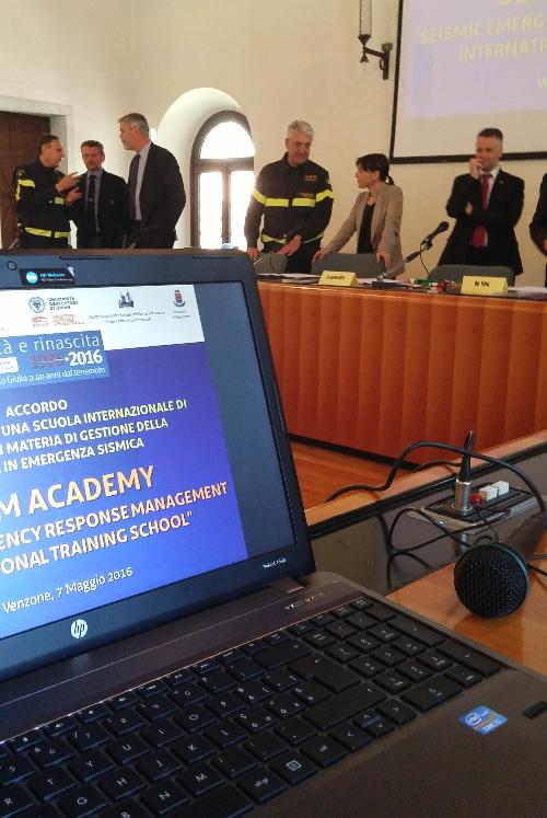 Firma dell'Accordo per l'istituzione della Scuola internazionale di formazione per la gestione della risposta in emergenza sismica / SERM Academy a Portis Vecchio - Venzone 07/05/2016