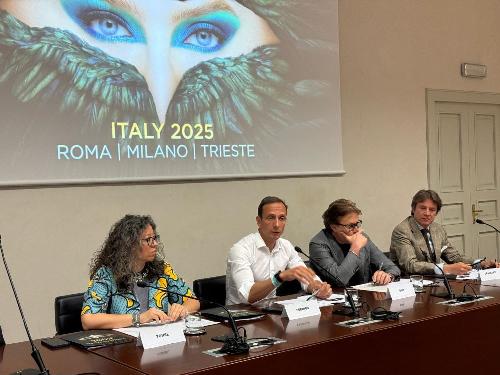 Da sinistra il vicesindaco Serena Tonel, il governatore Massimiliano Fedriga, l'assessore regionale Sergio Emidio Bini e il presidente del Teatro Rossetti Francesco Granbassi