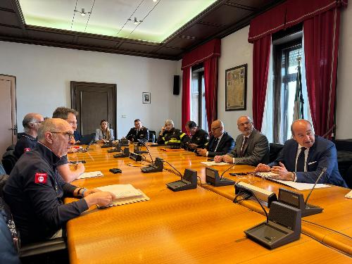 L’assessore regionale alla Protezione civile Riccardo Riccardi alla riunione, svoltasi nella prefettura del capoluogo regionale sul tema della prevenzione degli incendi, alla quale hanno partecipato i prefetti di Trieste e Gorizia, Pietro Signoriello e Raffaele Ricciardi, il questore di Trieste Pietro Ostuni, i vertici della Protezione civile del Friuli Venezia Giulia, dei Vigili del fuoco, della Polizia di Stato, dell’Arma dei Carabinieri e i rappresentanti di Rete ferroviaria italiana.