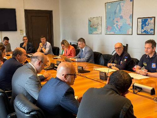 L’assessore regionale alla Protezione civile Riccardo Riccardi alla riunione, svoltasi nella prefettura del capoluogo regionale sul tema della prevenzione degli incendi, alla quale hanno partecipato i prefetti di Trieste e Gorizia, Pietro Signoriello e Raffaele Ricciardi, il questore di Trieste Pietro Ostuni, i vertici della Protezione civile del Friuli Venezia Giulia, dei Vigili del fuoco, della Polizia di Stato, dell’Arma dei Carabinieri e i rappresentanti di Rete ferroviaria italiana.