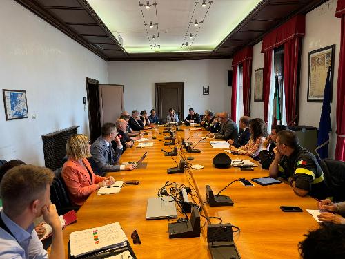 L’assessore regionale alla Protezione civile Riccardo Riccardi alla riunione, svoltasi nella prefettura del capoluogo regionale sul tema della prevenzione degli incendi, alla quale hanno partecipato i prefetti di Trieste e Gorizia, Pietro Signoriello e Raffaele Ricciardi, il questore di Trieste Pietro Ostuni, i vertici della Protezione civile del Friuli Venezia Giulia, dei Vigili del fuoco, della Polizia di Stato, dell’Arma dei Carabinieri e i rappresentanti di Rete ferroviaria italiana.