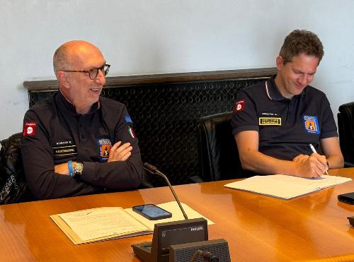 L’assessore regionale alla Protezione civile Riccardo Riccardi alla riunione, svoltasi nella prefettura del capoluogo regionale sul tema della prevenzione degli incendi, alla quale hanno partecipato i prefetti di Trieste e Gorizia, Pietro Signoriello e Raffaele Ricciardi, il questore di Trieste Pietro Ostuni, i vertici della Protezione civile del Friuli Venezia Giulia, dei Vigili del fuoco, della Polizia di Stato, dell’Arma dei Carabinieri e i rappresentanti di Rete ferroviaria italiana.