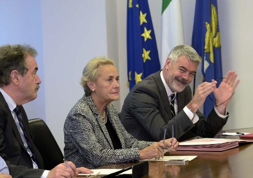 Mario Pezzetta (Presidente ANCI FVG), Maria Teresa Bassa Poropat (Presidente Provincia Trieste), Paolo Panontin (Assessore regionale Autonomie locali) alla firma del Protocollo d'intesa sulla mobilità del personale di staff delle Province - Udine 15/06/2016