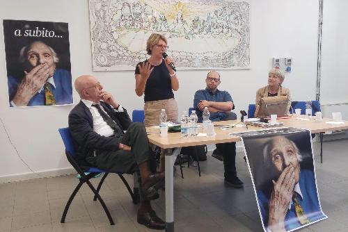 Alessandro Tessari (Università Trieste), Maria Sandra Telesca (Assessore regionale Salute, Integrazione socio-sanitaria, Politiche sociali e Famiglia), Luca Taddio (Direttore editoriale Mimesis Edizioni) e Rita Bernardini (Partito Radicale Transnazionale Transpartito) all'incontro "Uno di noi: la comunità carceraria in ricordo di Marco Pannella", alla Casa Circondariale - Gorizia 24/06/2016