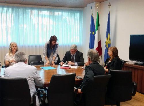Paolo Panontin (Assessore regionale Autonomie locali e Coordinamento Riforme, Comparto unico) firma gli Accordi di trasferimento di funzioni dalle Province di Udine e Gorizia alla Regione FVG - Udine 28/06/2016