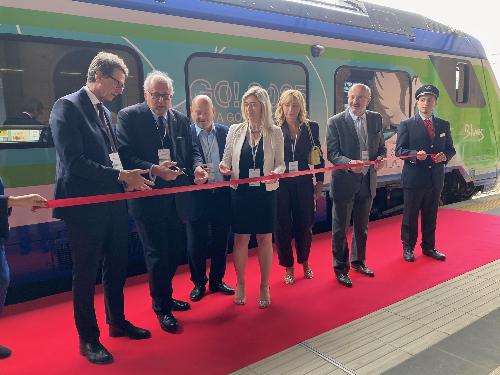 Il taglio del nastro per l'inaugurazione del primo treno regionale con livrea GO!2025 Capitale europea della Cultura