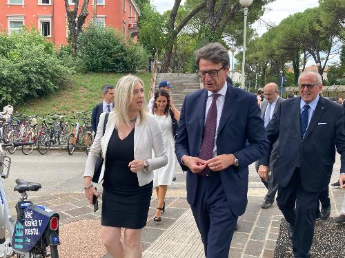 L'assessore regionale a Infrastrutture e territorio Cristina Amirante con l'Amministratore delegato e Direttore generale Trenitalia, Luigi Corradi