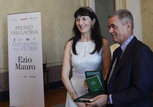 Chiara Mio (Presidente FriulAdria) consegna il Premio FriulAdria "Testimoni della storia", promosso dal Premio giornalistico internazionale Marco Luchetta, a Ezio Mauro, nel Palazzo della Regione FVG - Trieste 30/06/2016