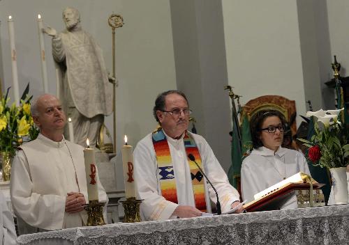 Il parroco Harry Della Pietra e don Pierluigi Di Piazza (Responsabile Centro Balducci di Zugliano) concelebrano la messa in ricordo dei Fuzilâz - Cercivento 01/07/2016