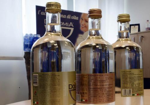 Bottiglie per l'esportazione nello stabilimento Acqua Dolomia - Cimolais (PN) 04/07/2016