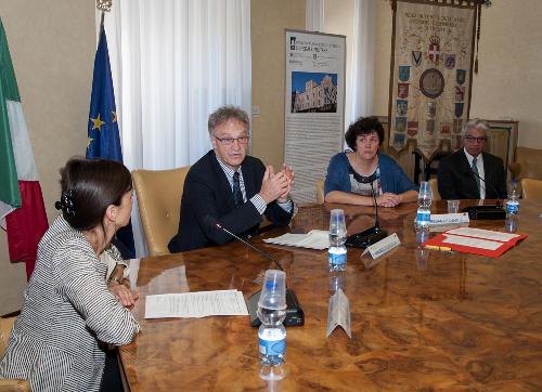 Maurizio Fermeglia (Rettore Università Trieste), Loredana Panariti (Assessore regionale Lavoro, Formazione, Istruzione, Pari Opportunità, Politiche giovanili, Ricerca e Università) e Giuseppe Sassonia (Direttore Area Agenzia regionale Lavoro) al Tavolo della firma per il rinnovo della Convenzione tra Regione FVG e Università di Trieste per la gestione dello Sportello dedicato ai Servizi per il Lavoro - Trieste 04/07/2016 (Foto UNITS)