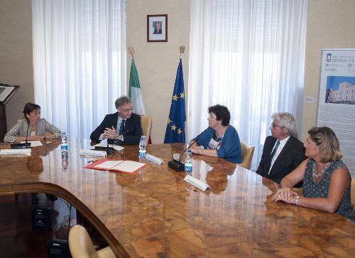 Maurizio Fermeglia (Rettore Università Trieste), Loredana Panariti (Assessore regionale Lavoro, Formazione, Istruzione, Pari Opportunità, Politiche giovanili, Ricerca e Università) e Giuseppe Sassonia (Direttore Area Agenzia regionale Lavoro) al Tavolo della firma per il rinnovo della Convenzione tra Regione FVG e Università di Trieste per la gestione dello Sportello dedicato ai Servizi per il Lavoro - Trieste 04/07/2016 (Foto UNITS)