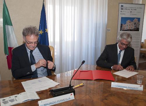 Maurizio Fermeglia (Rettore Università Trieste) e Giuseppe Sassonia (Direttore Area Agenzia regionale Lavoro) firmano il rinnovo della Convenzione tra Regione FVG e Università di Trieste per la gestione dello Sportello dedicato ai Servizi per il Lavoro - Trieste 04/07/2016 (Foto UNITS)