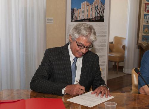 Giuseppe Sassonia (Direttore Area Agenzia regionale Lavoro) firma il rinnovo della Convenzione tra Regione FVG e Università di Trieste per la gestione dello Sportello dedicato ai Servizi per il Lavoro - Trieste 04/07/2016 (Foto UNITS)