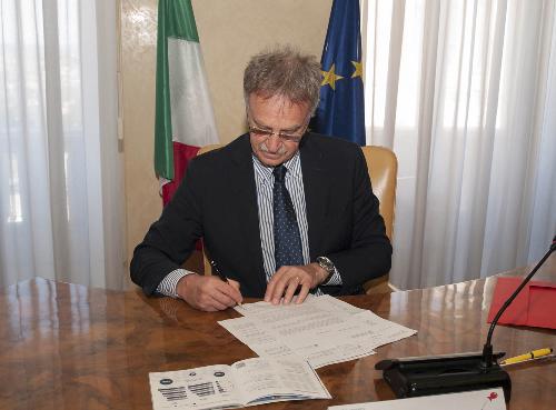 Maurizio Fermeglia (Rettore Università Trieste) firma il rinnovo della Convenzione tra Regione FVG e Università di Trieste per la gestione dello Sportello dedicato ai Servizi per il Lavoro - Trieste 04/07/2016 (Foto UNITS)