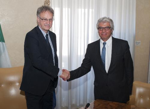 Maurizio Fermeglia (Rettore Università Trieste) e Giuseppe Sassonia (Direttore Area Agenzia regionale Lavoro) al Tavolo della firma per il rinnovo della Convenzione tra Regione FVG e Università di Trieste per la gestione dello Sportello dedicato ai Servizi per il Lavoro - Trieste 04/07/2016 (Foto UNITS)