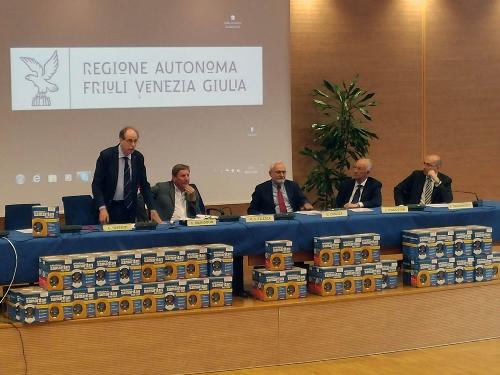 Gianni Torrenti (Assessore regionale Sport) e Giorgio Brandolin (Presidente CONI FVG) alla cerimonia di consegna di 85 defibrillatori ad altrettante associazioni sportive del FVG - Udine 04/07/2016