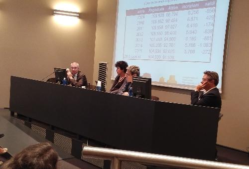 Loredana Panariti (Assessore regionale Lavoro, Formazione, Istruzione, Pari Opportunità, Politiche giovanili, Ricerca e Università) alla presentazione de "Il mercato del lavoro in FVG. Principali evidenze del 2015", nella Sala Tessitori del Consiglio regionale - Trieste 30/06/2016