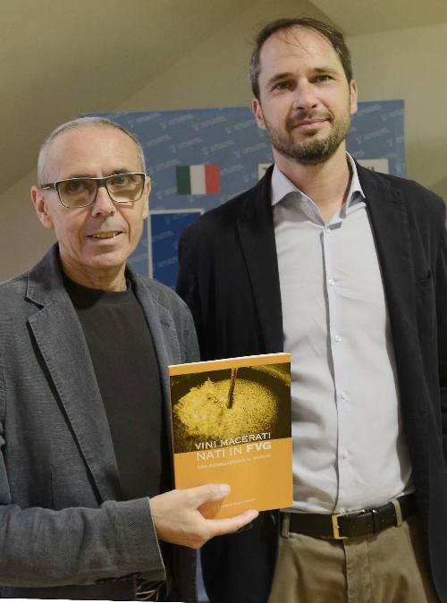 Mauro Nalato (Autore) e Cristiano Shaurli (Assessore regionale Risorse agricole e forestali) alla presentazione del libro "Vini macerati nati in FVG" - Udine 11/07/2016