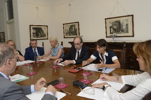 Gianni Torrenti (Assessore regionale Cultura, Sport e Solidarietà) e Debora Serracchiani (Presidente Regione Friuli Venezia Giulia) incontrano i prefetti del FVG in tema di immigrazione - Udine 12/07/2016