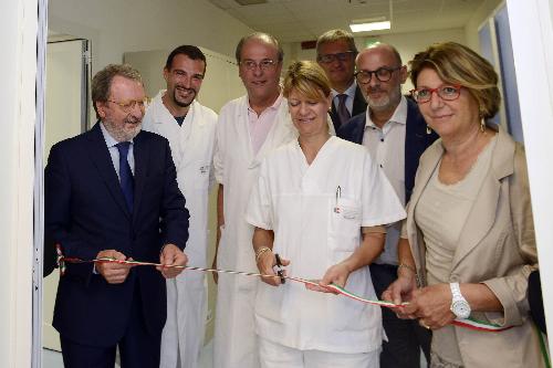 Nicola Delli Quadri (Direttore generale Azienda Sanitaria Universitaria Integrata / ASUI Trieste), Paolo Schincariol (Direttore sanitario Farmacia), Irina Cebuleč (Farmacista), Carlo Grilli (Assessore Politiche sociali Comune Trieste) e Maria Sandra Telesca (Assessore regionale Salute) all'inaugurazione dell'Unità Farmaci Antiblastici / UFA all'Ospedale Maggiore - Trieste 14/07/2016