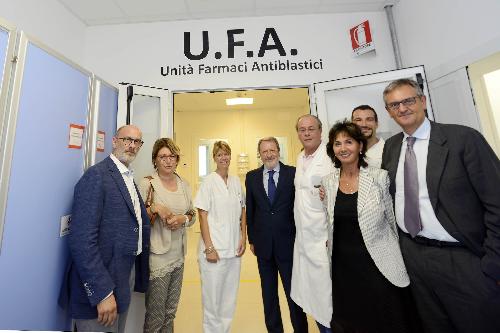 Carlo Grilli (Assessore Politiche sociali Comune Trieste), Maria Sandra Telesca (Assessore regionale Salute), Irina Cebuleč (Farmacista), Nicola Delli Quadri (Direttore generale Azienda Sanitaria Universitaria Integrata / ASUI Trieste) e Paolo Schincariol (Direttore sanitario Farmacia) all'inaugurazione dell'Unità Farmaci Antiblastici / UFA all'Ospedale Maggiore - Trieste 14/07/2016