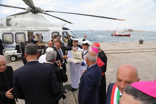 La consegna della Bibbia al Santo Padre da parte del governatore Fedriga