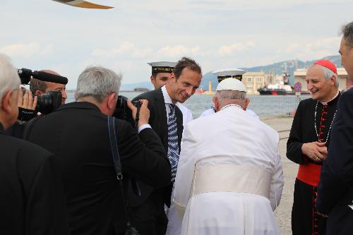 La consegna della Bibbia al Santo Padre da parte del governatore Fedriga