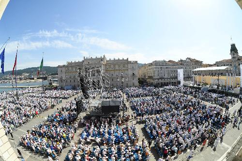 La celebrazione della Santa Messa da parte del Papa in piazza dell'Unità d'Italia a Trieste
