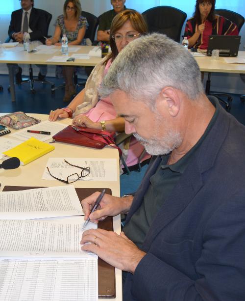 Paolo Panontin (Assessore regionale Autonomie locali) alla sigla dell'intesa sul subentro delle UTI alle Comunità Montane - Udine 19/07/2016