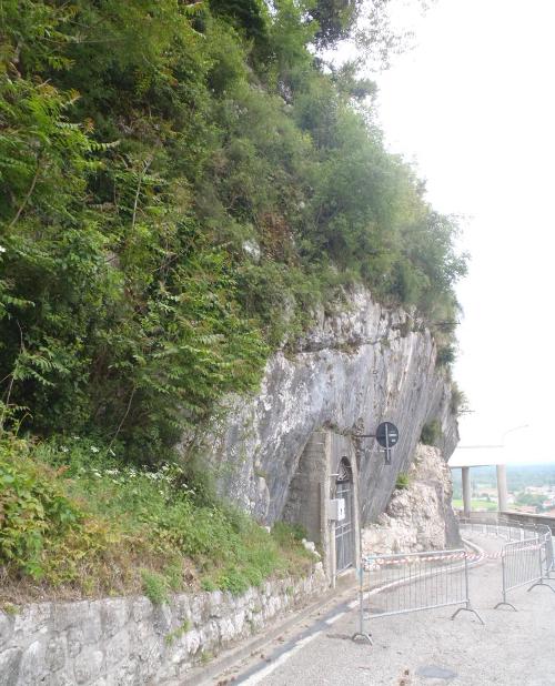 Il tratto di via XXVIII Aprile (pendici del colle del Castello) che sarà interessato da lavori di messa in sicurezza, a Gemona del Friuli