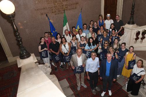 Foto di gruppo dei corregionali insieme all'assessore regionale Pierpaolo Roberti