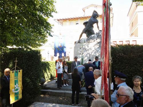 Debora Serracchiani (Presidente Regione Friuli Venezia Giulia) alla deposizione di una corona di alloro al Monumento ai Caduti - Azzano Decimo 07/08/2016