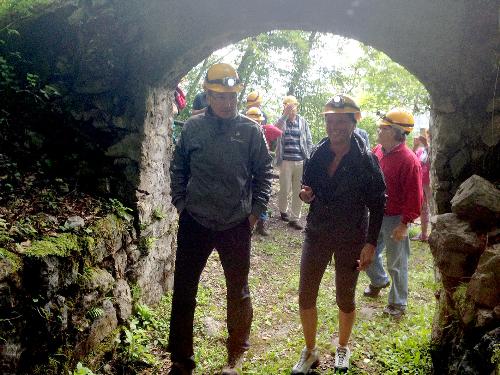 Sergio Bolzonello (Vicepresidente e assessore regionale Attività produttive) con Mara Beorchia  (sindaco di Ovaro) durante il sopralluogo all’ex miniera di carbone di Cludinico – Ovaro 18/08/2016