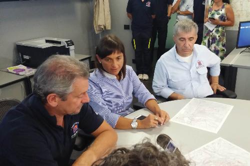 Luciano Sulli (Direttore Protezione civile FVG), Debora Serracchiani (Presidente Regione Friuli Venezia Giulia) e Guglielmo Galasso (Direttore Servizio NUE 112, pianificazione, CFD e sistemi tecnologici Protezione civile FVG) nel Centro operativo della Protezione civile del FVG - Palmanova 24/08/2016 