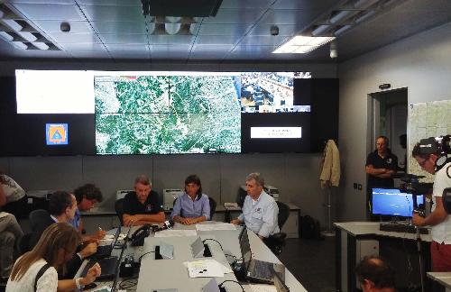 Luciano Sulli (Direttore Protezione civile FVG), Debora Serracchiani (Presidente Regione Friuli Venezia Giulia) e Guglielmo Galasso (Direttore Servizio NUE 112, pianificazione, CFD e sistemi tecnologici Protezione civile FVG) nel Centro operativo della Protezione civile del FVG - Palmanova 24/08/2016 