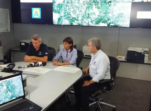 Luciano Sulli (Direttore Protezione civile FVG), Debora Serracchiani (Presidente Regione Friuli Venezia Giulia) e Guglielmo Galasso (Direttore Servizio NUE 112, pianificazione, CFD e sistemi tecnologici Protezione civile FVG) nel Centro operativo della Protezione civile del FVG - Palmanova 24/08/2016 