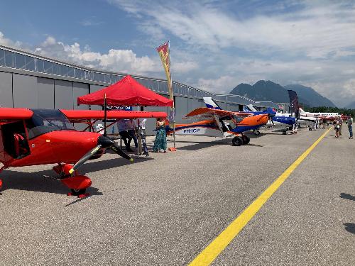 Alcuni velivoli ultrallegeri esposti all'Airexpo Fvg 2024 di Osoppo