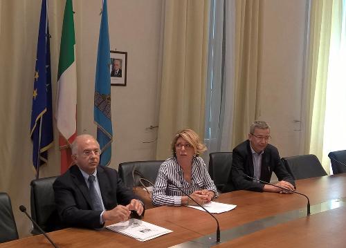 Gianluigi Scannapieco (Direttore generale IRCCS Burlo Garofolo), Maria Sandra Telesca (Assessore regionale Salute) e Adriano Marcolongo (Direttore centrale Salute Regione FVG) nel corso dell'illustrazione dei dati sullo screening neonatale esteso per le malattie metaboliche - Trieste 31/08/2016