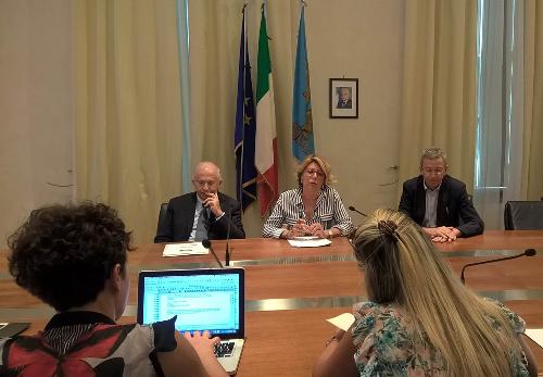 Gianluigi Scannapieco (Direttore generale IRCCS Burlo Garofolo), Maria Sandra Telesca (Assessore regionale Salute) e Adriano Marcolongo (Direttore centrale Salute Regione FVG) nel corso dell'illustrazione dei dati sullo screening neonatale esteso per le malattie metaboliche - Trieste 31/08/2016