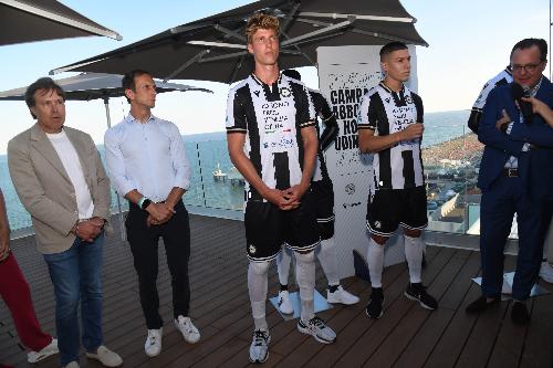 Una fase della presentazione delle nuove divise di gioco dell'Udinese calcio