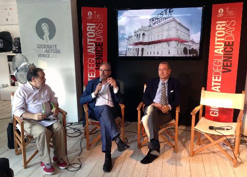 Enrico Magrelli (Giornalista cinematografico), Gianni Torrenti (Assessore regionale Cultura, Sport e Solidarietà) e Sergio Bolzonello (Vicepresidente Regione FVG e assessore Attività produttive, Turismo e Cooperazione) all'evento di presentazione "Fotogrammi di emozioni. Un anno di cinema in Friuli Venezia Giulia", nello stand di PromoTurismo FVG all'Hotel Excelsior nell'ambito della Mostra internazionale d'Arte cinematografica - Venezia 05/09/2016