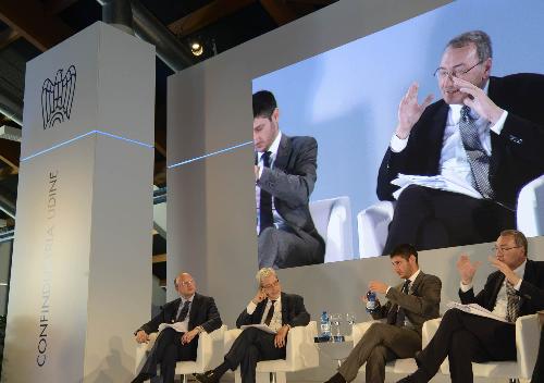 Vincenzo Boccia (Presidente Confindustria), Claudio De Vincenti (Sottosegretario Presidenza Consiglio Ministri), Matteo Tonon (Presidente Confindustria Udine) e Sergio Bolzonello (Vicepresidente Regione FVG e assessore Attività produttive, Turismo e Cooperazione) all'Assemblea generale di Confindustria Udine - Torreano di Martignacco 19/09/2016